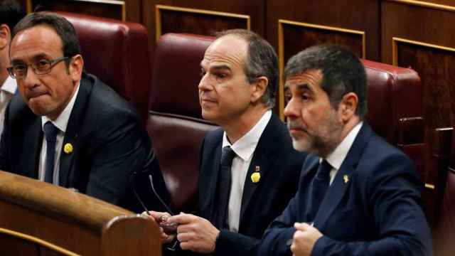 Josep Rull, Jordi Turull y Jordi Sánchez (JxCat), en el Congreso. Imagen del artículo 'Cuidado con la buena gente' / EFE