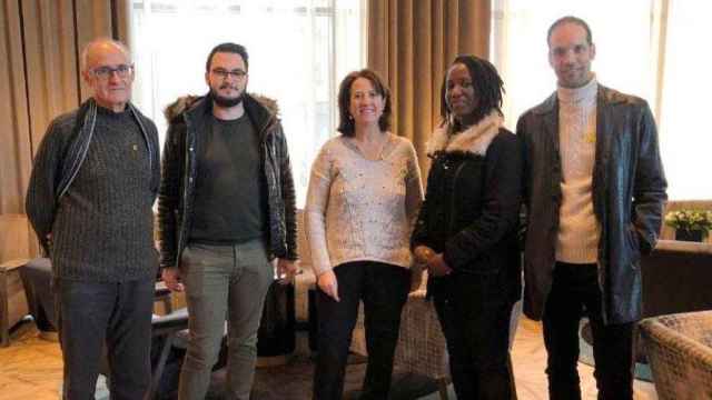 La líder de la ANC, Elisenda Paluzie (c), junto a otros miembros de la organización independentista y representantes de los chalecos amarillos franceses / ANC