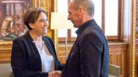 La alcaldesa de Barcelona, Ada Colau, junto con el exministro de Finanzas griego Yanis Varoufakis