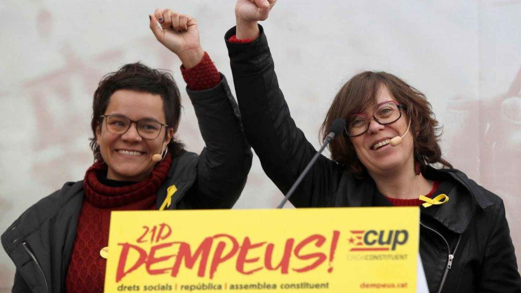 Las dirigentes de la CUP, Natàlia Sánchez y Eulàlia Reguant en un acto / EFE