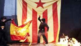 Una foto de archivo de la quema de una bandera española en un acto de la izquierda independentista