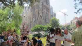 Unos turistas consultan un plano de Barcelona frente a la Sagrada Familia / EP
