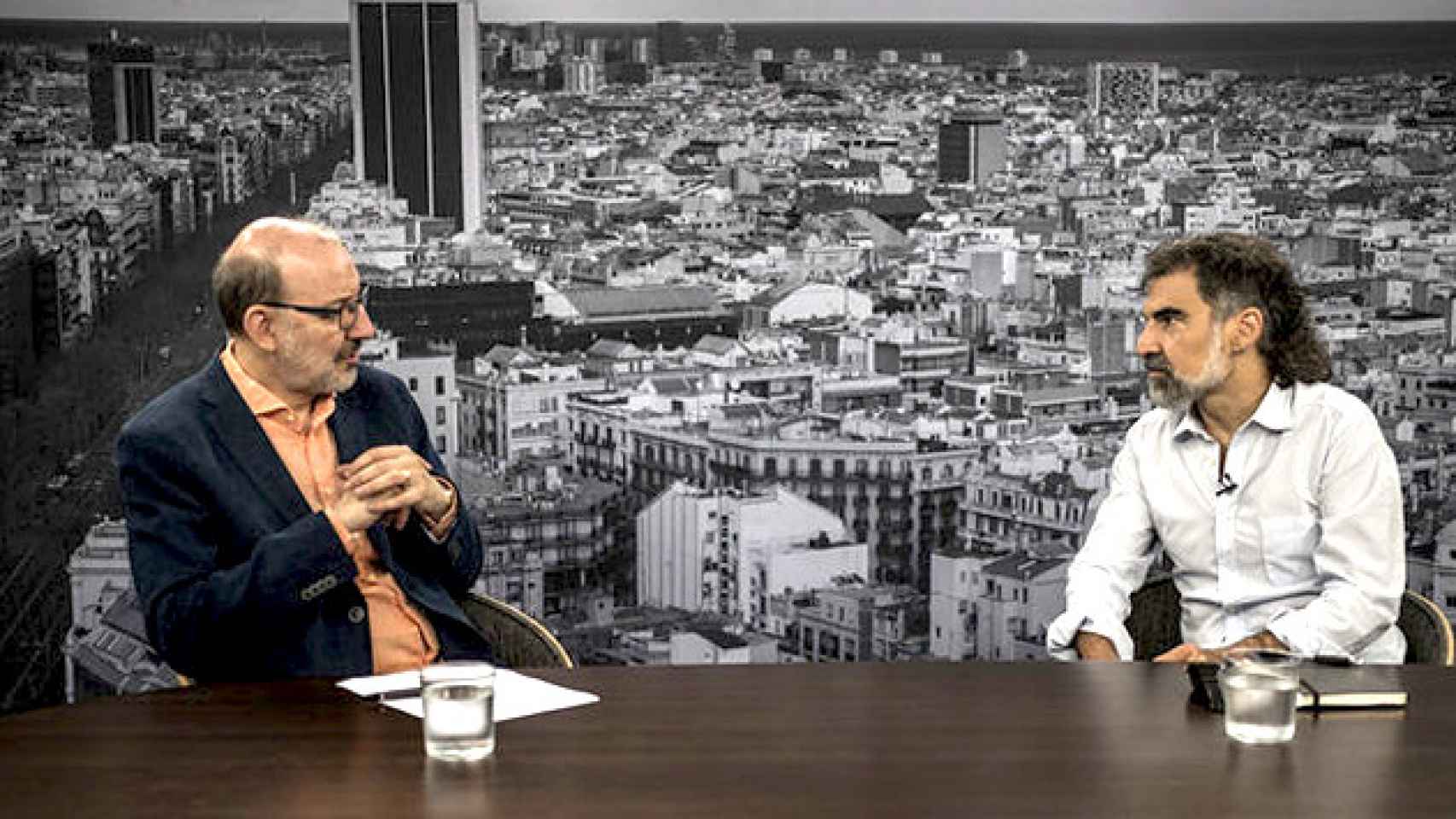 El periodista Antoni Bassas (i) entrevista en el plató del 'Ara' al presidente de la entidad independentista òmnium Cultural, Jordi Cuixart (d) / CG