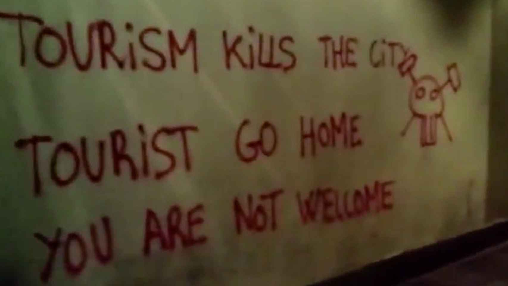 Imagen del vídeo publicado por Endavant en redes sociales en el que graban los actos vandálicos contra el turismo / CG