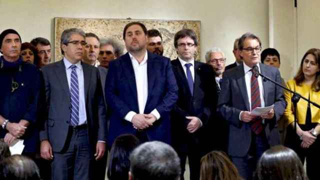 Carles Puigdemont (3d), Marta Pascal (d), Oriol Junqueras (c), Artur Mas (2d), Lluís Llach (i) y Francesc Homs (3i) en una imagen de archivo en Madrid / EFE