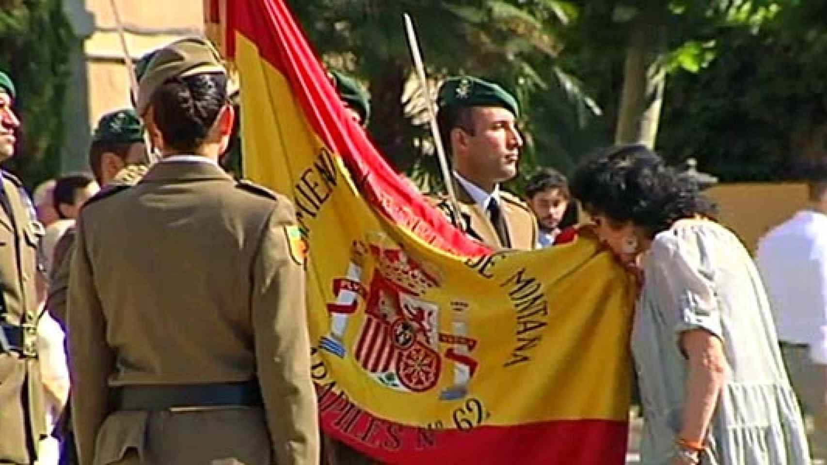 Jura civil de la bandera de España en el Cuartel del Bruc de Barcelona