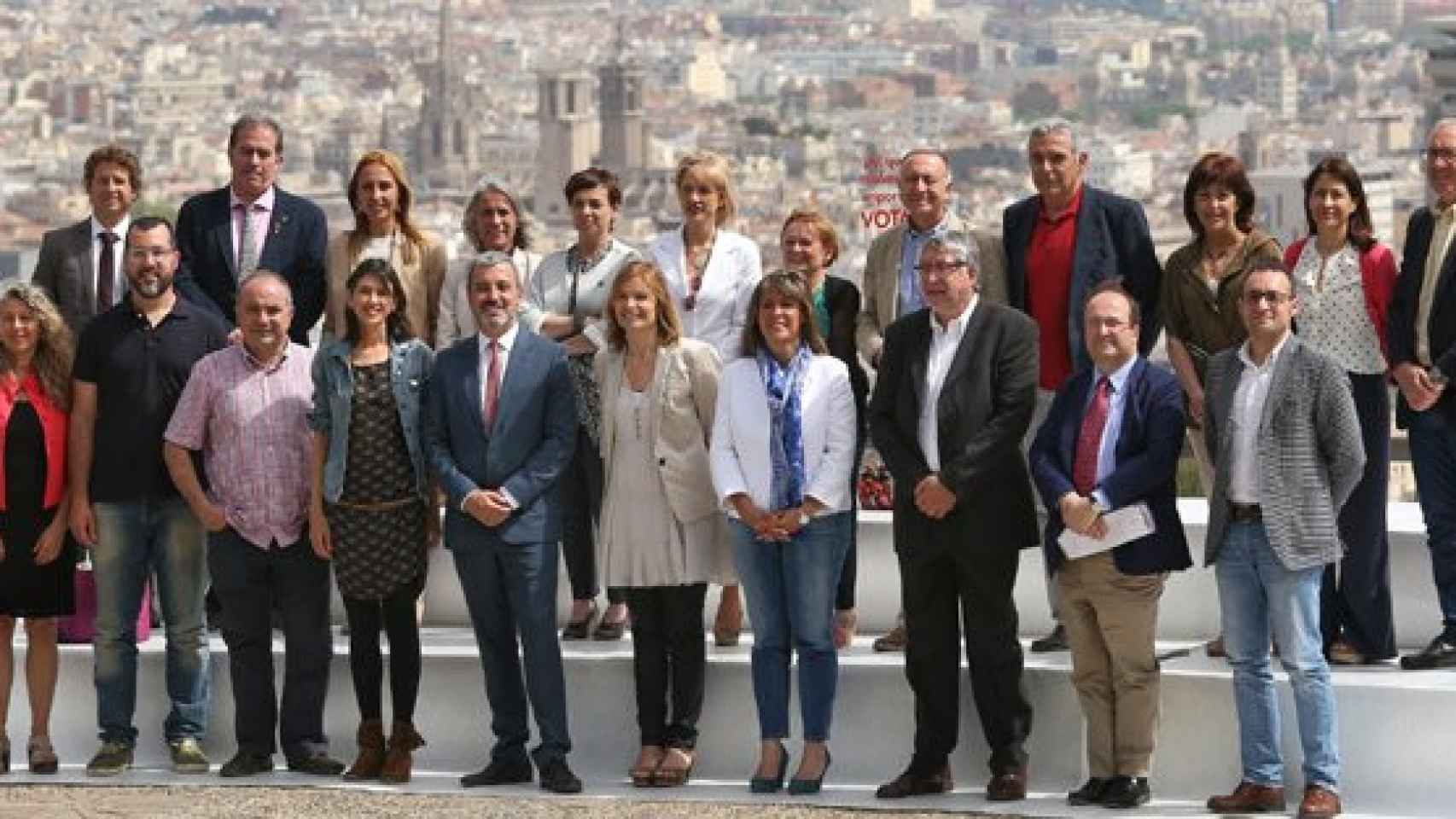 El primer secretario del PSC, Miquel Iceta -segundo por la izquierda, en la fila inferior-, junto a alcaldables socialistas del área metropolitana de Barcelona.