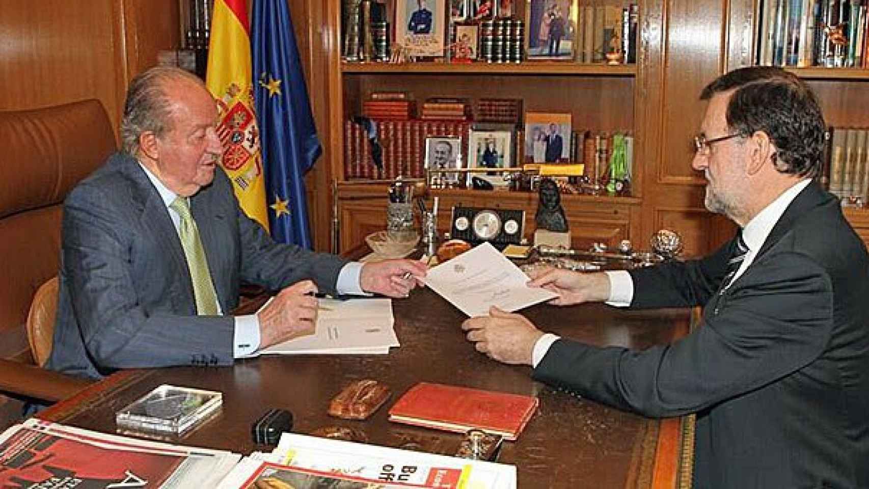 El Rey Juan Carlos I entrega su carta de abdicación al presidente del Gobierno, Mariano Rajoy