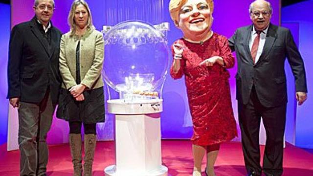 Los consejeros de Empresa y Empleo, de Bienestar Social y Familia, y de Economía y Conocimiento, Felip Puig, Neus Munté y Andreu Mas-Colell, respectivamente, posan con el cabezudo promocional de la Grossa