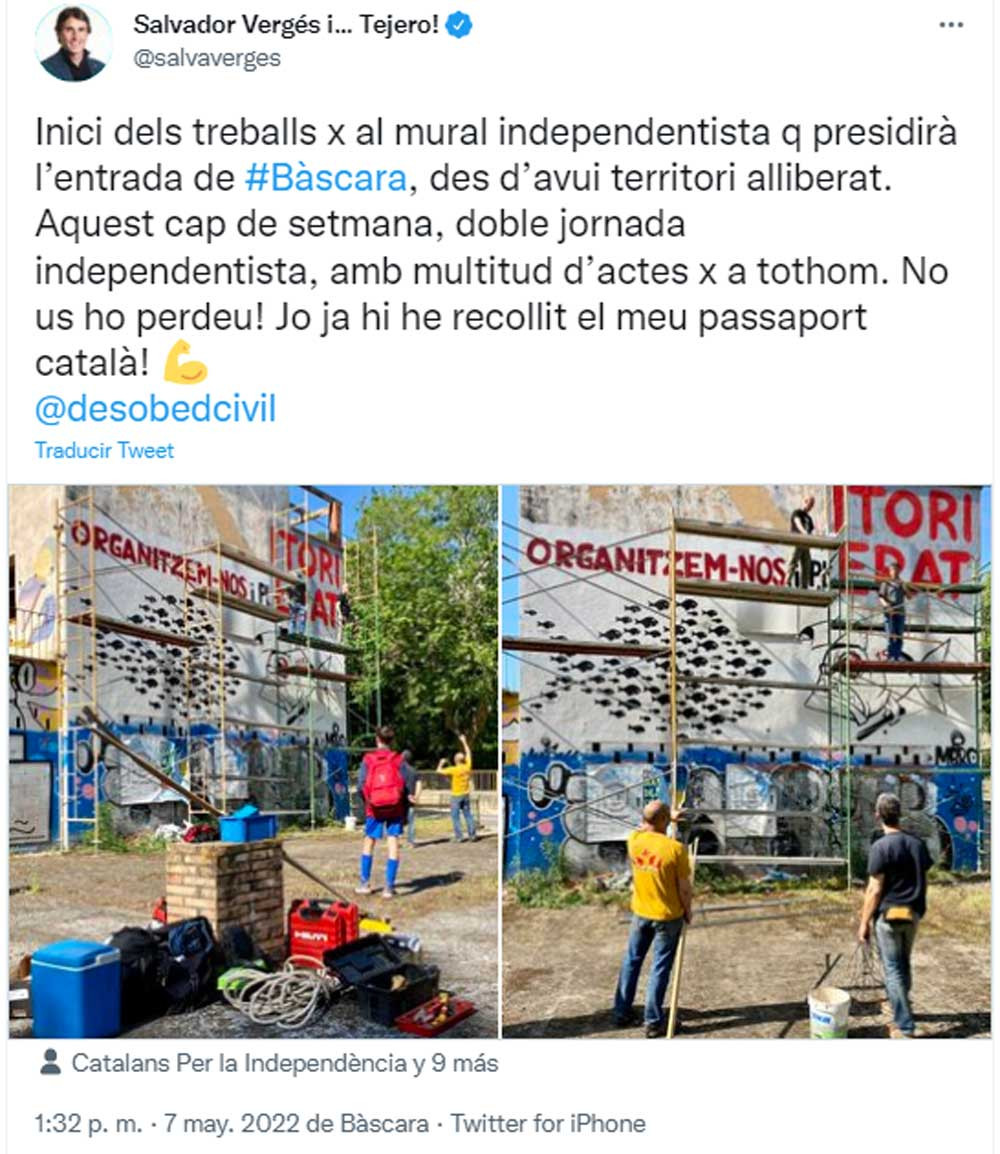 El diputado de JxCat, Salvador Vergés, celebrando las pintadas en Bàscara / TWITTER
