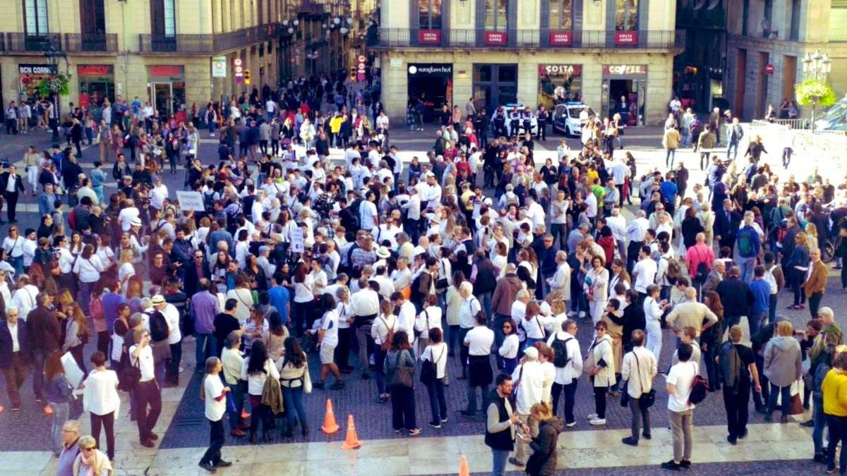 La concentración Parlem, Hablamos ha congregado a un centenar de personas vestidas de blanco / EUROPA PRESS