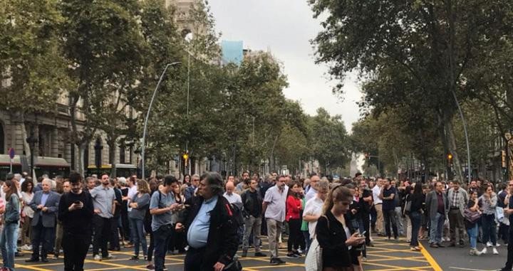 Manifestantes cortan la Gran Via de Barcelona a la altura de Balmes / CG