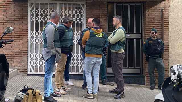 La Guardia Civil durante el registro del domicilio del asesino confeso de Pontons / SARA CID - CG