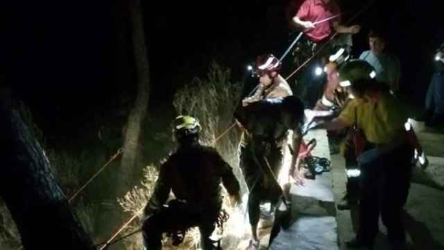 Momento en el que los bomberos rescatan a dos personas caídas en el acantilado de Llafranc (Girona) / BOMBERS