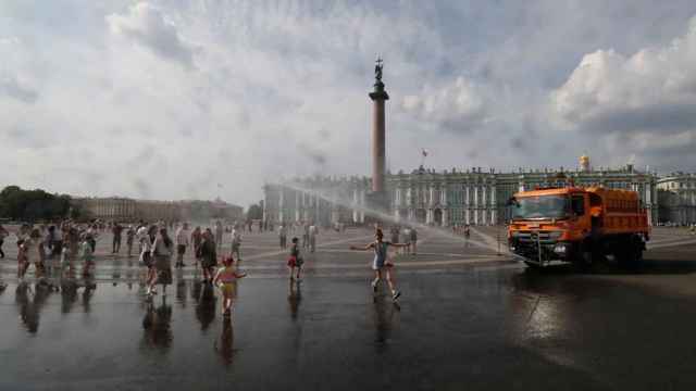 La plaza del Palacio de San Petersburgo. Rusia ha amenazado con parar la central nuclear de Zaporiya / ANATOLY MALTSEV - EPA