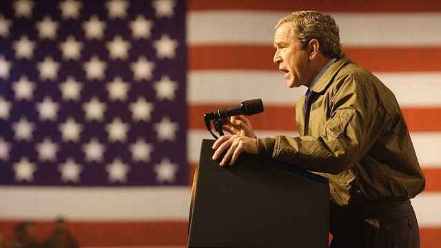 George W. Bush se dirige a las tropas en Fort Hood (Texas) durante la guerra de Irak en 2003, en una imagen de archivo / POOL - EUROPA PRESS