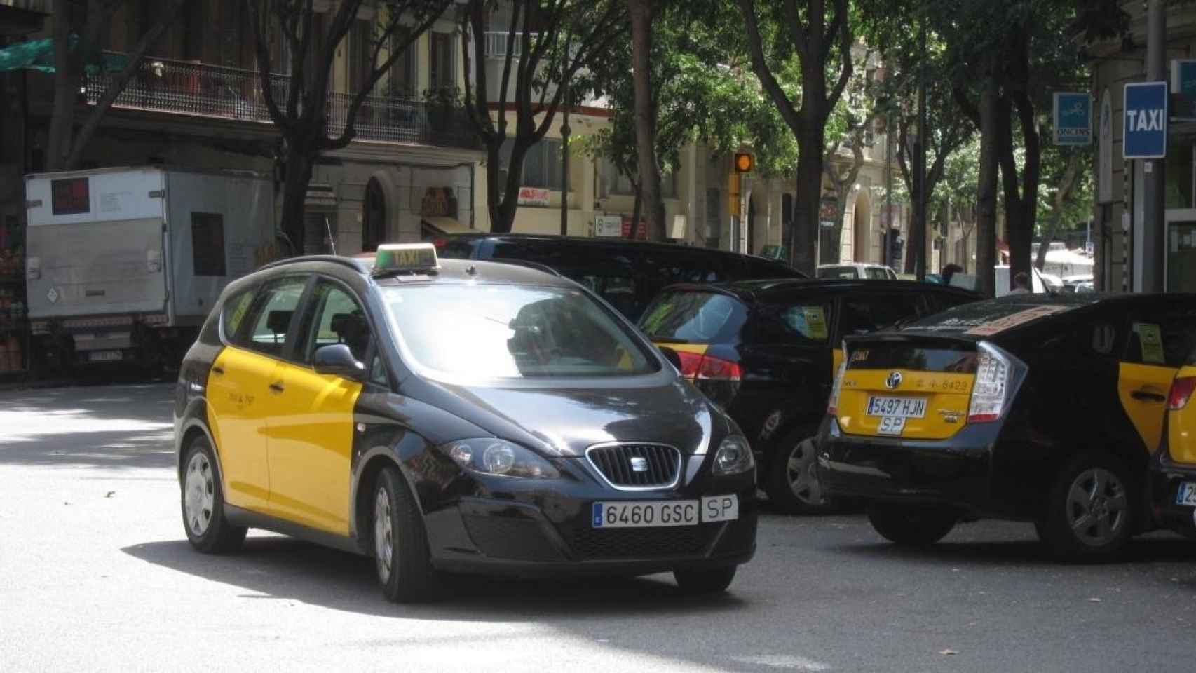 Un taxista circula por Barcelona / EUROPA PRESS