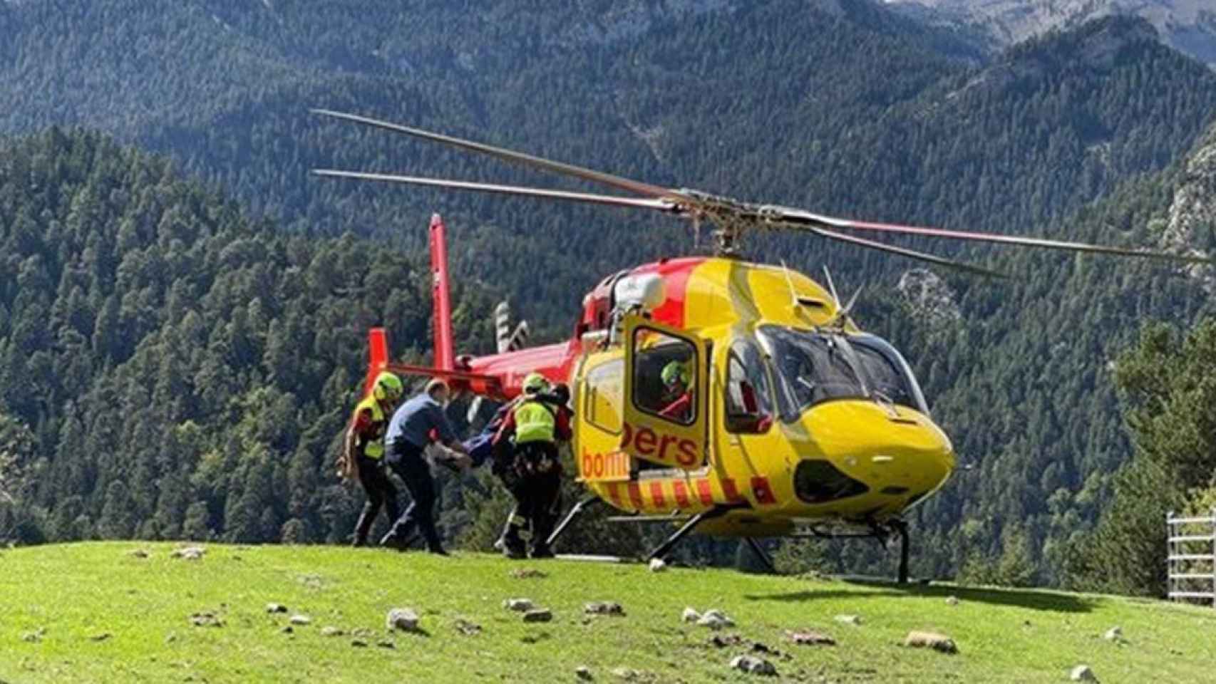Un grupo de bomberos realizan un rescate de montaña / EP