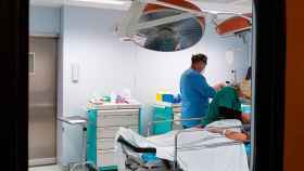 Dos sanitarios en un quirófano del Hospital de La Seu, salpicado por irregularidades / Cedida