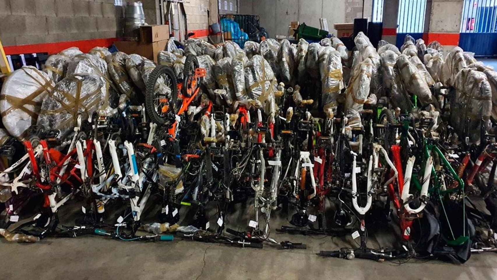 Las 114 bicicletas recuperada por los Mossos d’Esquadra en Torres de Segre (Lleida) / MOSSOS