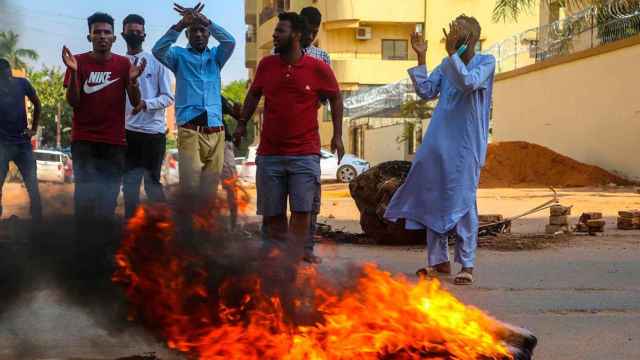El día en imágenes: Las protestas en las calles de las ciudades y pueblos de Sudán tras el golpe de Estado en curso por parte de los militares / EFE - EPA - MOHAMMED ABU OBAID