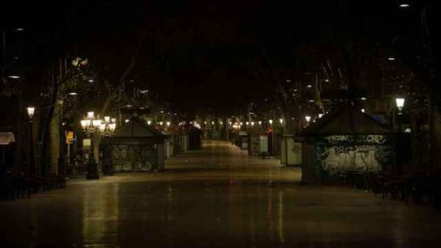Las Ramblas de Barcelona durante una noche con toque de queda / David Zorrakino (EP)