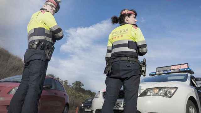 Agentes de los Mossos d'Esquadra, en labor de control del tráfico / EP