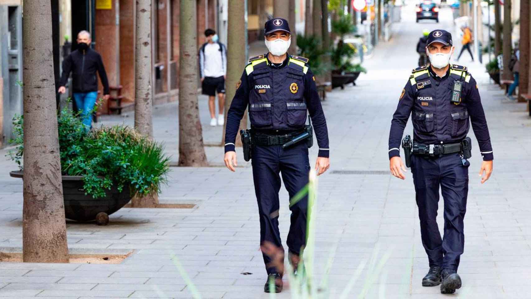 Dos agentes de la Guardia Urbana de Barcelona patrullando en la calle / GUB