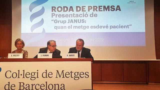 Jaume Padrós (c), presidente del Colegio de Médicos de Barcelona, en un acto oficial / EP