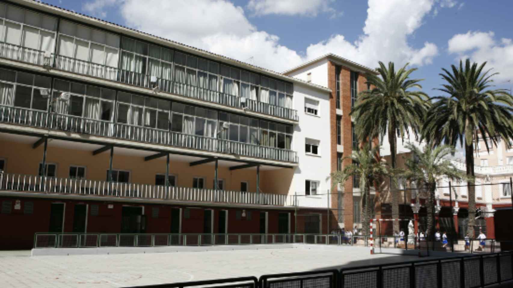 Exterior de la escuela Manyanet de San Andreu, donde la menor habría sufrido acoso / GOOGLE MAPS