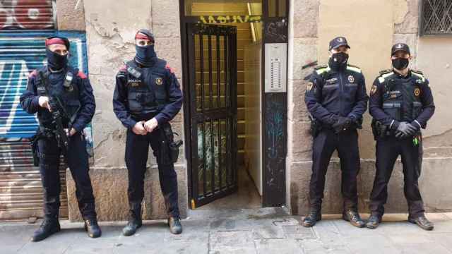Agentes de los Mossos d'Esquadra y la Guardia Urbana de Barcelona en el operativo conjunto para desmantelar el punto de venta de droga del barrio del Raval de Barcelona / GUARDIA URBANA BARCELONA