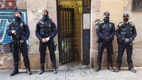 Agentes de los Mossos d'Esquadra y la Guardia Urbana de Barcelona en el operativo conjunto para desmantelar el punto de venta de droga del barrio del Raval de Barcelona / GUARDIA URBANA BARCELONA