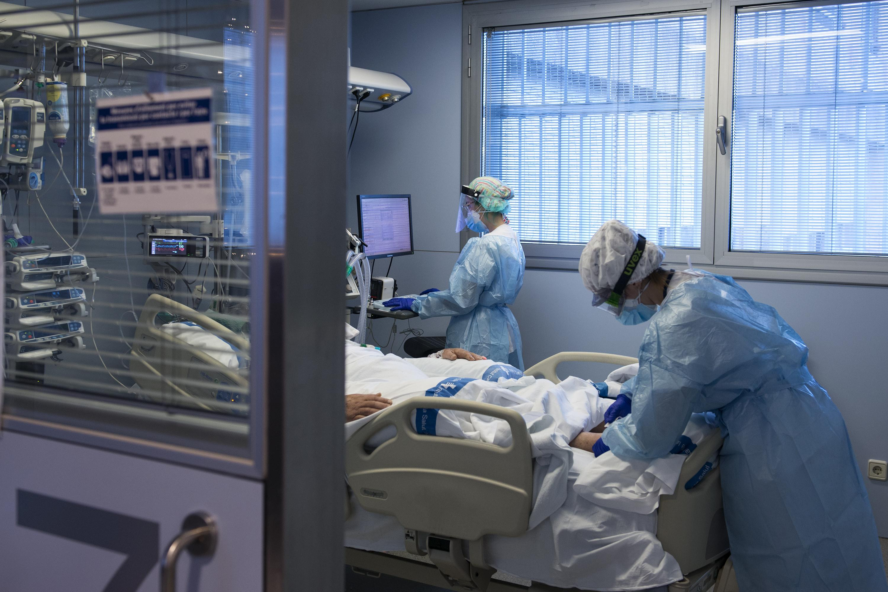 Sanitarios atienden a un paciente ingresado con coronavirus la uci del Hospital Universitario Dr. Josep Trueta de Girona / EP