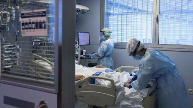 Sanitarios atienden a un paciente ingresado con coronavirus la uci del Hospital Universitario Dr. Josep Trueta de Girona / EP