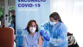Una profesional sanitaria vacuna a una mujer contra el Covid en un centro de Cataluña / EP