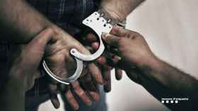Un ladrón es esposado durante una detención / MOSSOS
