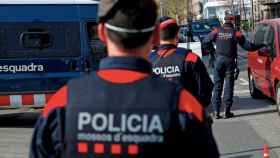 mossos desquadra haciendo controles durante la crisis del coronavirus. foto efe
