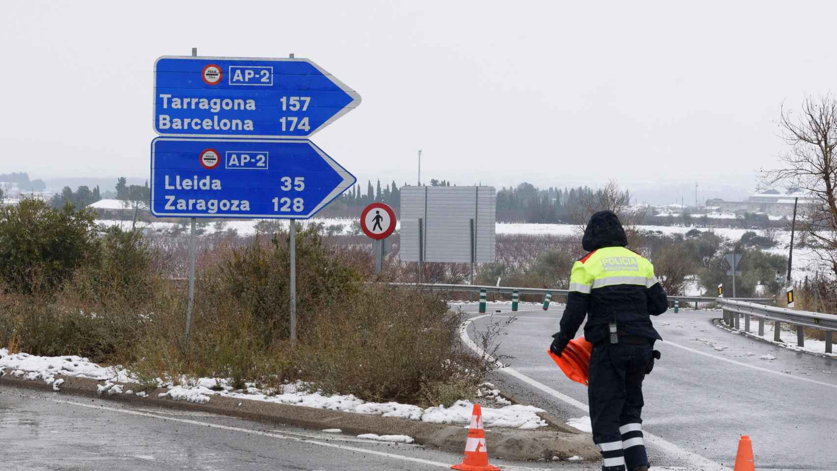 Controles de carreteras por las nevadas en Lleida / EFE