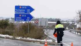 Controles de carreteras por las nevadas en Lleida / EFE