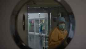 Una enfermera en un hospital de Cataluña, protegida contra el Covid-19 / DAVID ZORRAKINO (EUROPAPRESS)
