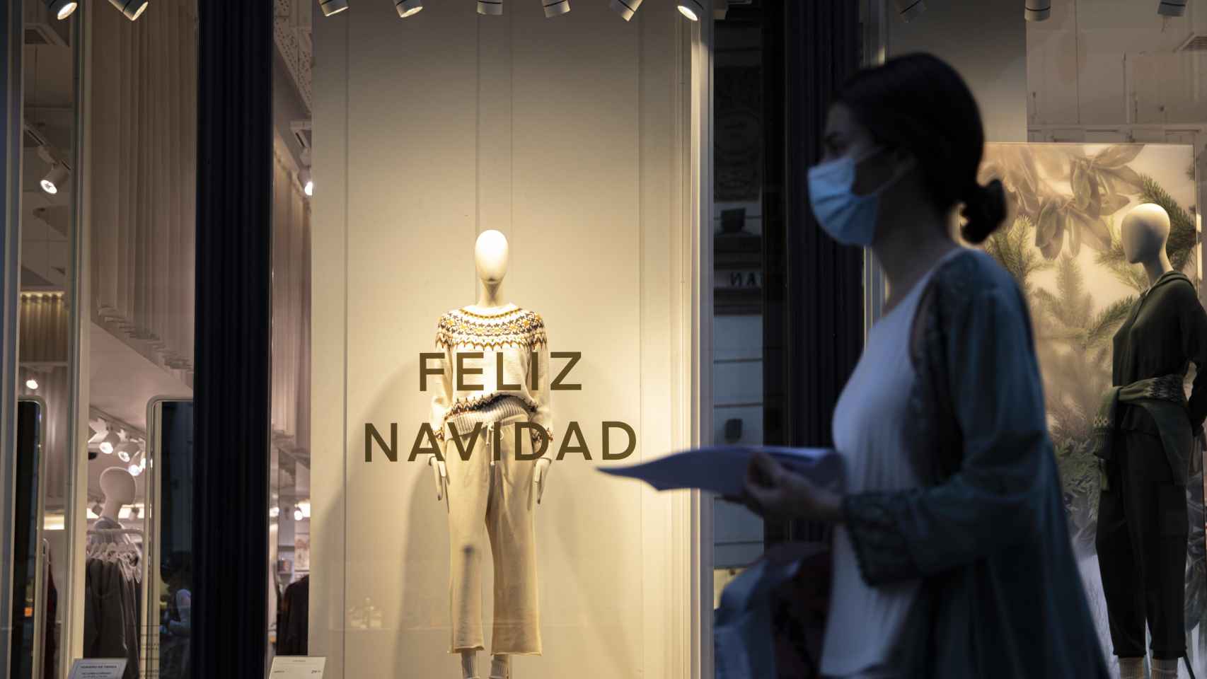 Una mujer pasa delante de un escaparate con decoración propia de Navidad / EP