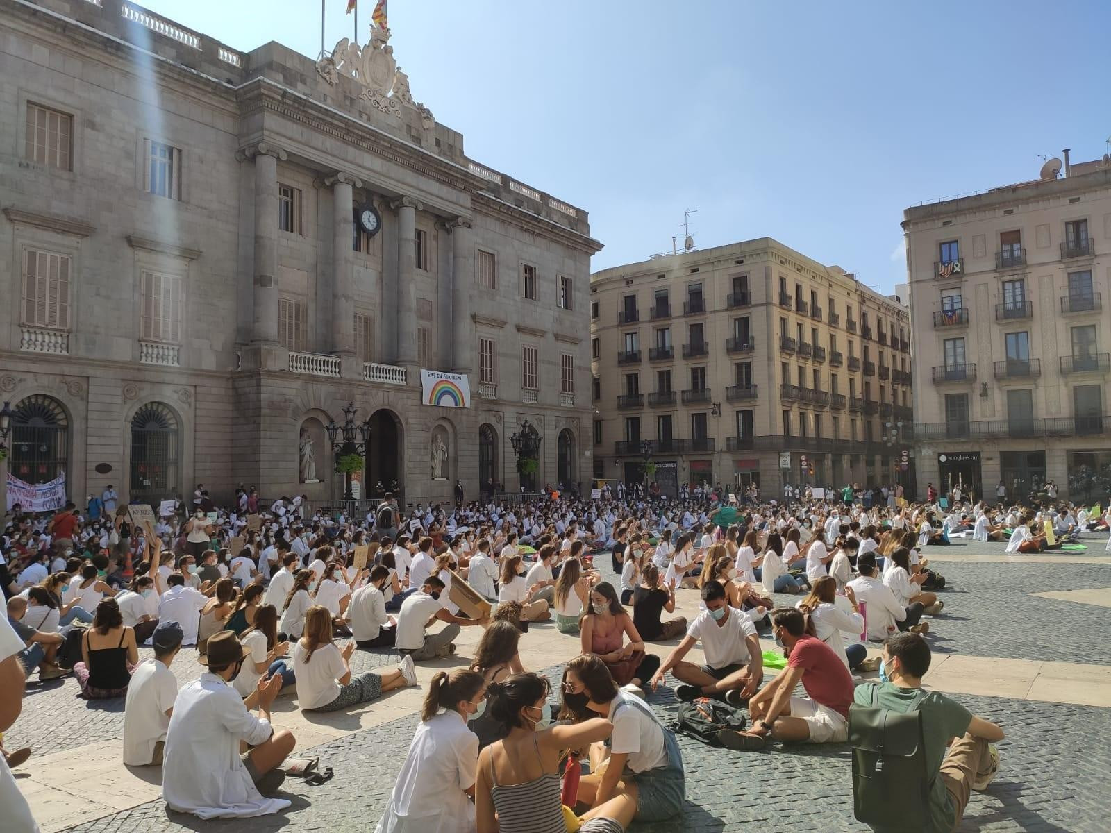 Concentración de médicos internos residentes (MIR) en la plaza Sant Jaume de Barcelona / EUROPA PRESS