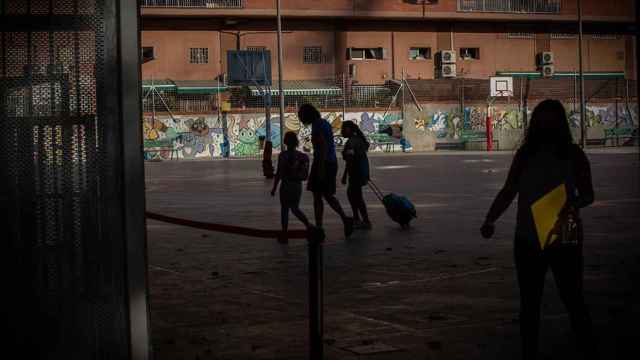 Padres y alumnos en el patio de un colegio durante el primer día del curso escolar 2020-21 en Barcelona / EUROPA PRESS