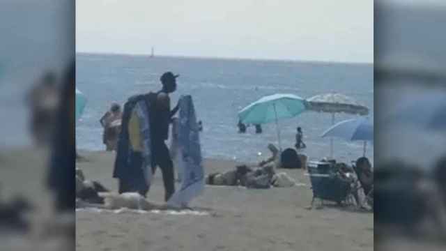 Manteros sin mascarilla en la playa de Castelldefels / CG