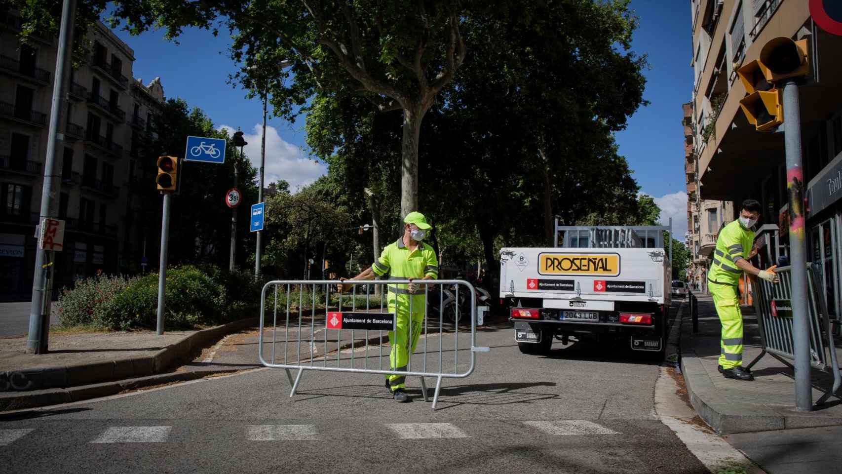 Empleados municipales instalan vallas para cortar el tráfico en las calles de Barcelona / EP