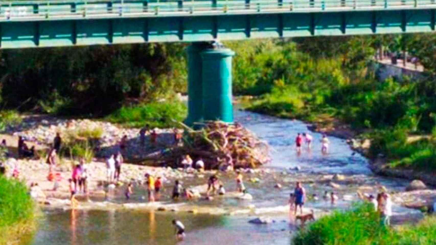 Imagen del baño masivo de niños en el Congost, uno de los ríos más contaminados de España / CG