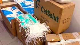 Mascarillas en cajas por el coronavirus con el logo de CatSalut / FOTOMONTAJE DE CG