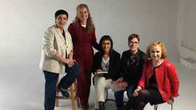 Las autoras de 'Imbatibles. La edad de las mujeres': Ester Pujol, Estrella Montolío, Rosa Benedicto, Maribel Cárdenas y Sara Berbel (de izquierda a derecha) / CG