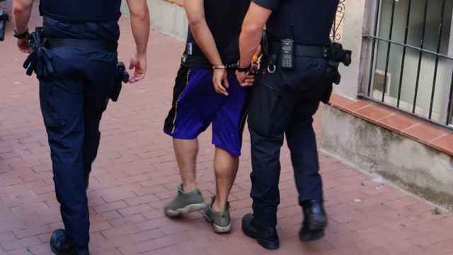 Los agentes de los Mossos d'Esquadra detienen a una persona en una operación policial anterior / EP