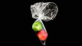 Fruta en una bolsa de plástico / UNSPLASH